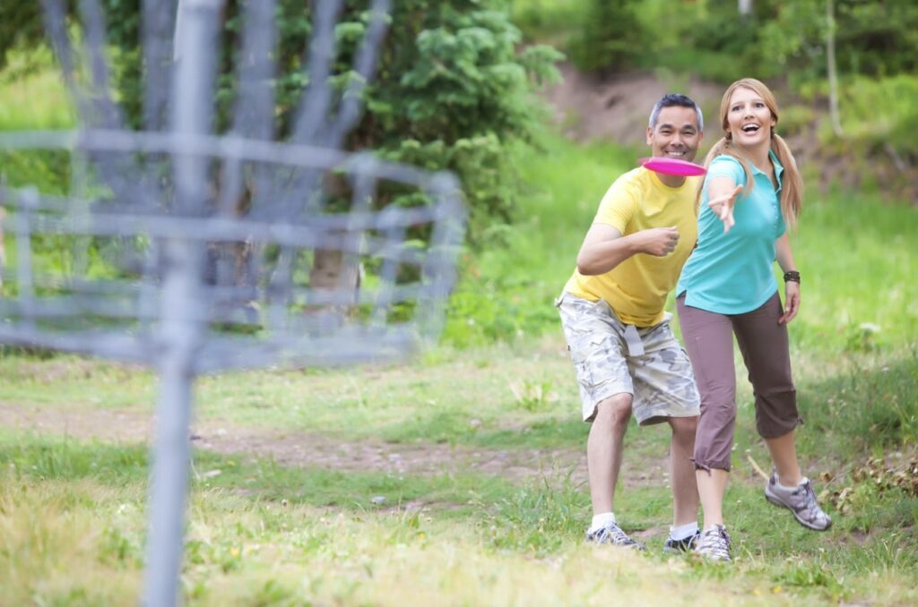 Play frisbee with your kids in the park's Homepage